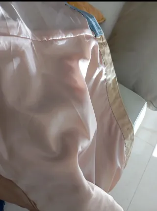 Gabardina denim beige y azul. Con cinturón.