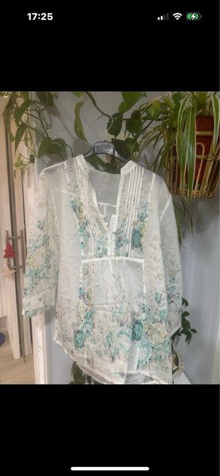 Camisa blanca floral verde
