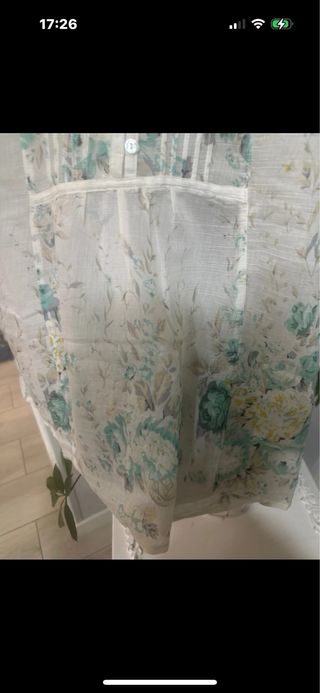 Camisa blanca floral verde