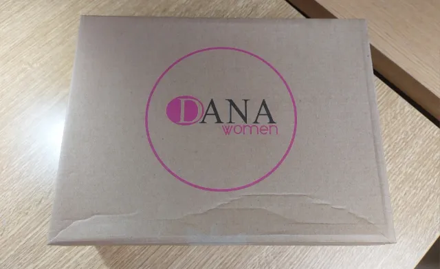 Tacones de cuña negros.