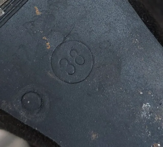 Tacones de cuña negros.