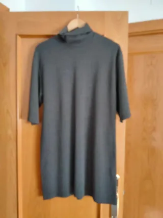 Vestido gris cuello alto