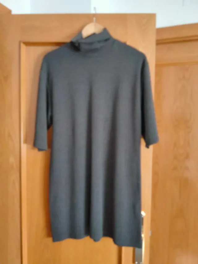 Vestido gris cuello alto