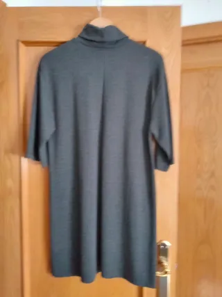 Vestido gris cuello alto