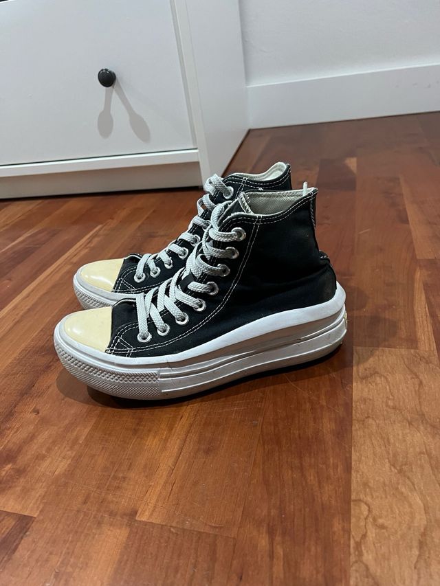Converse plataforma negras, puntera amarillentas.