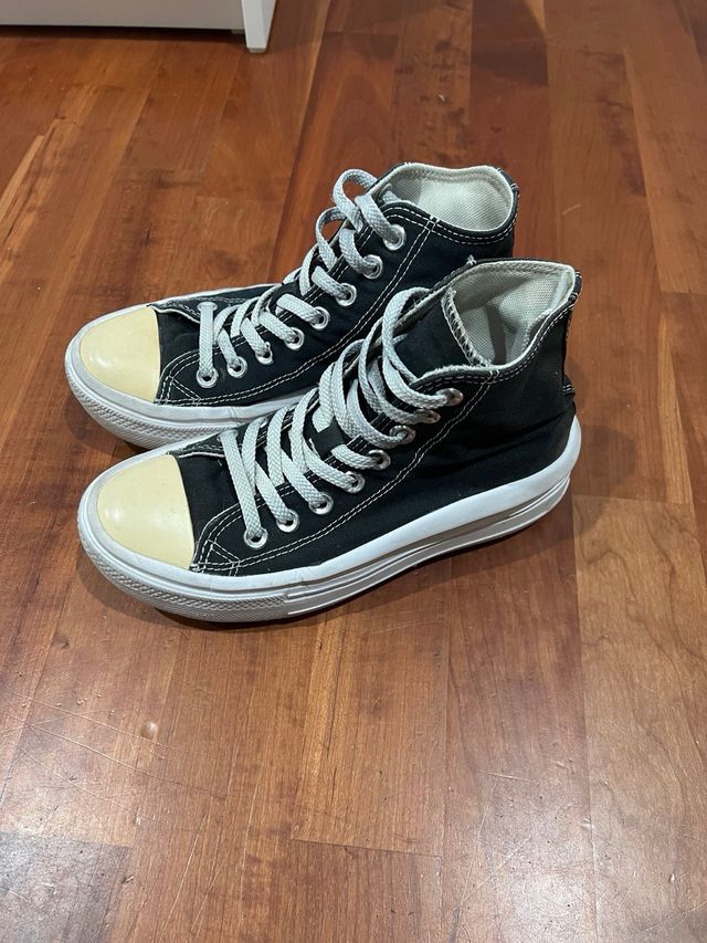 Converse plataforma negras, puntera amarillentas.