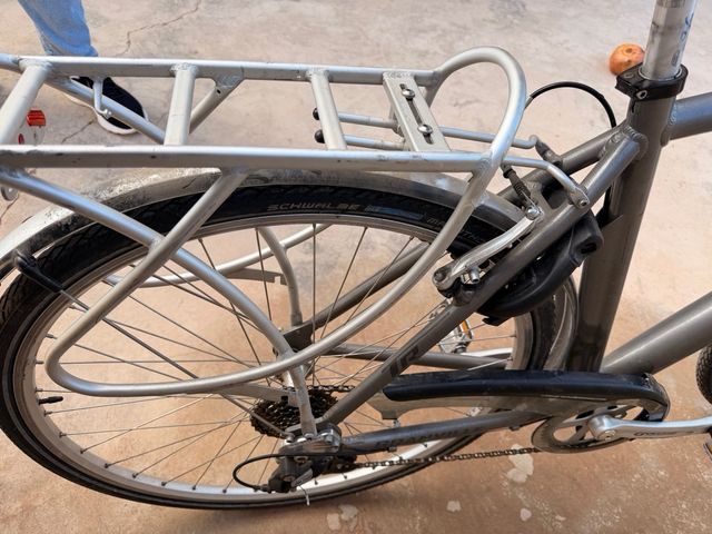 Bicicleta de paseo gris