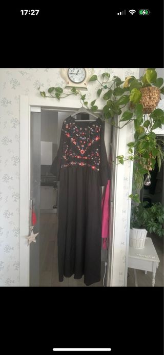 Vestido largo negro bordado