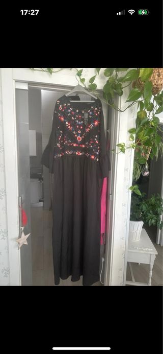 Vestido largo negro bordado