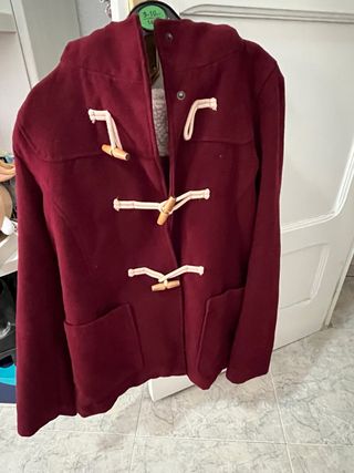 Abrigo granate con botones de madera