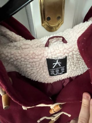 Abrigo granate con botones de madera