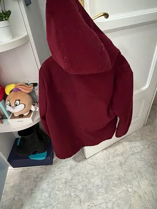 Abrigo granate con botones de madera