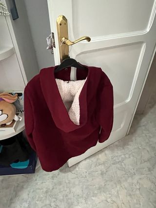 Abrigo granate con botones de madera