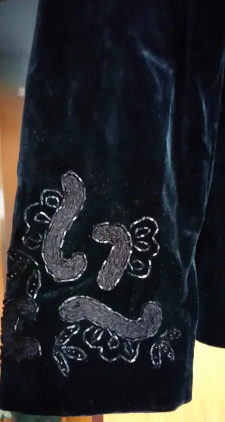 Falda y Chaqueta Terciopelo Negro Bordada