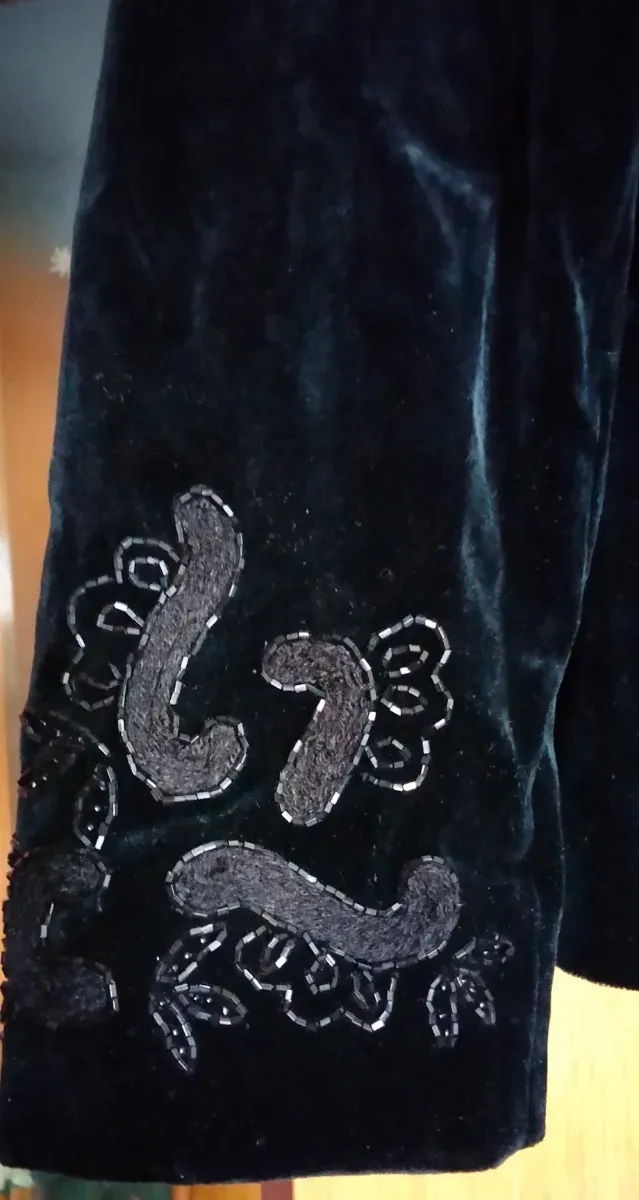 Falda y Chaqueta Terciopelo Negro Bordada