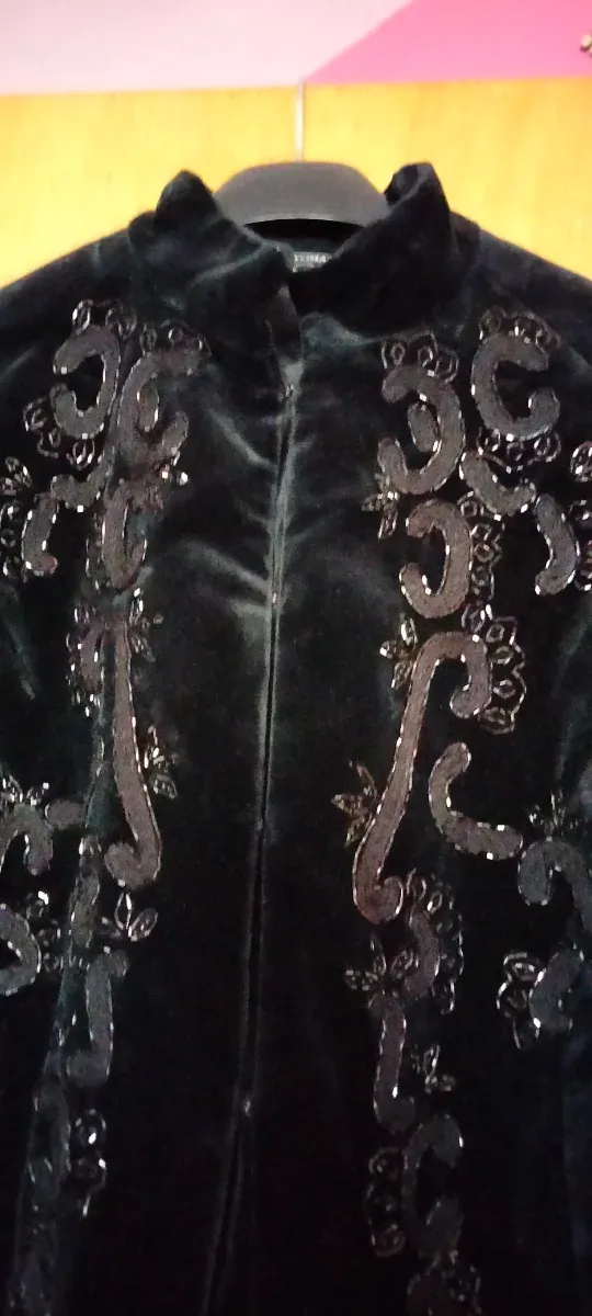 Falda y Chaqueta Terciopelo Negro Bordada