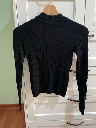 Camiseta negra manga larga cuello alto