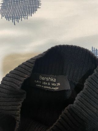 Camiseta negra manga larga cuello alto