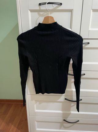 Camiseta negra manga larga cuello alto