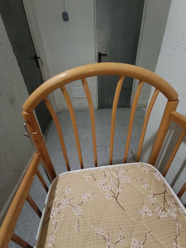 Cuna de bebé de madera