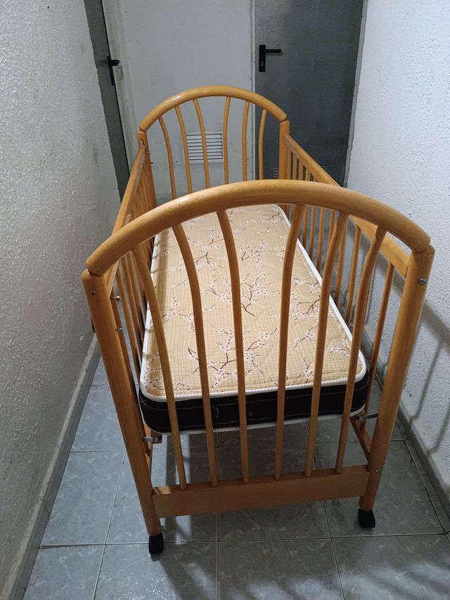 Cuna de bebé de madera