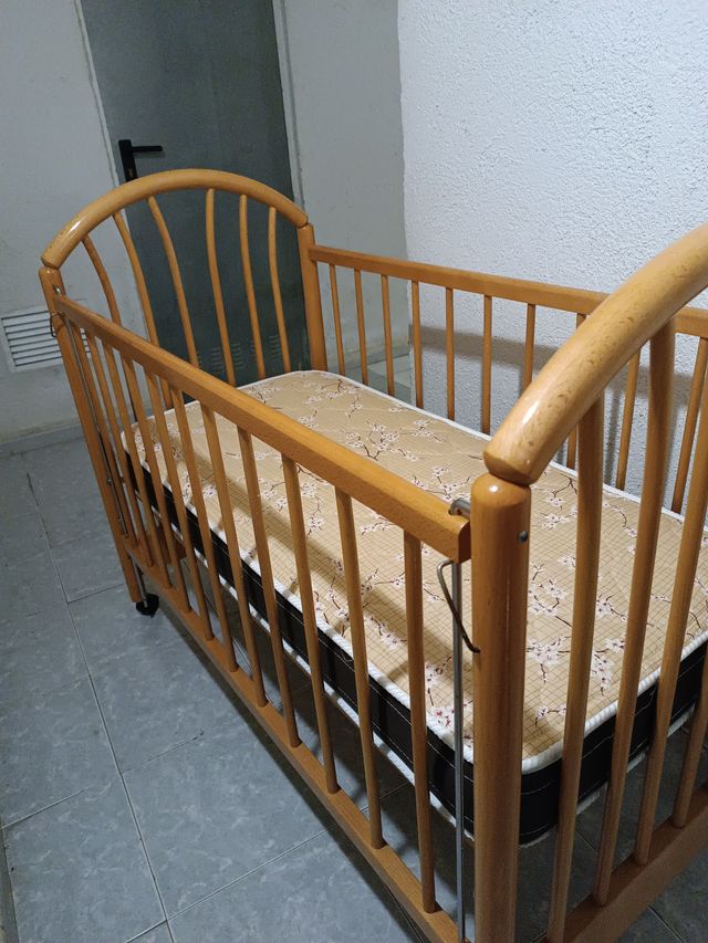 Cuna de bebé de madera