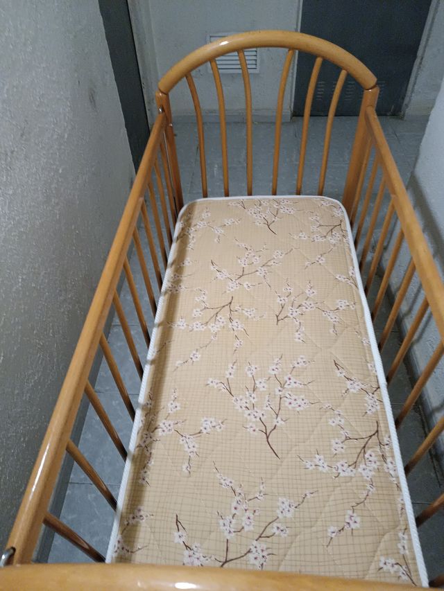 Cuna de bebé de madera