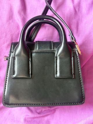 Bolso negro de mano