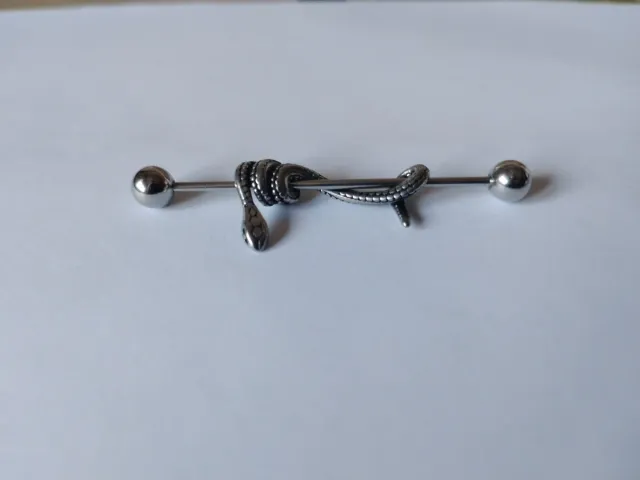 Piercing oreja industrial serpiente acero
