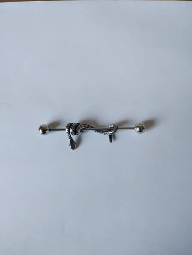 Piercing oreja industrial serpiente acero