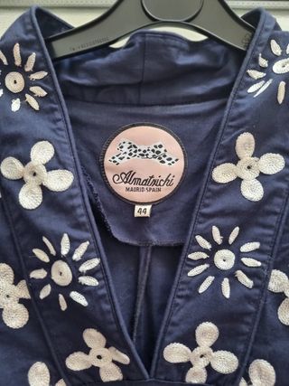 Vestido Almatrichi azul con flores blancas