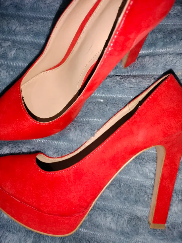 Zapatos de tacón rojos