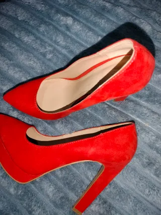Zapatos de tacón rojos