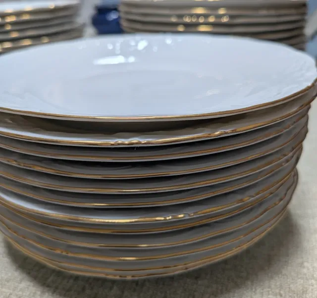 Stoviglie Alhambra in porcellana dorata, elegante set da 23 piatti piani, 12 piatti fondi e 12 piatti da dessert