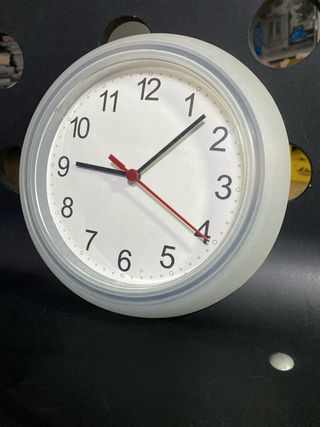 Reloj Pared IKEA, marco translúcido.   24 cm