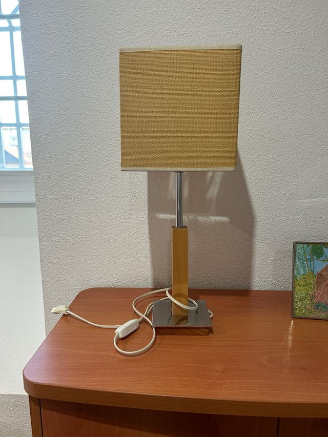 Lámpara de mesa moderna beige y madera