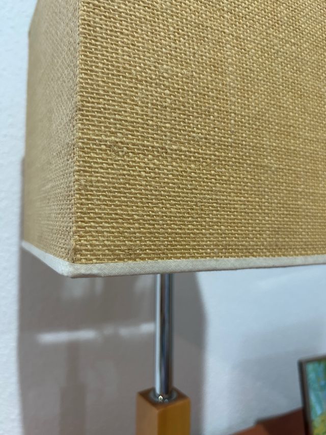 Lámpara de mesa moderna beige y madera