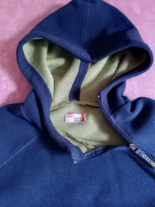 Sudadera azul marino con capucha