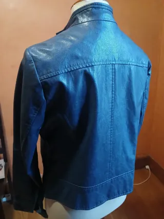 Cazadora de piel azul