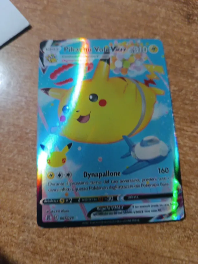 Pikachu Volo VMAX 310 HP Carta Pokémon