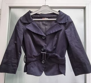 Chaqueta corta negra con cinturón