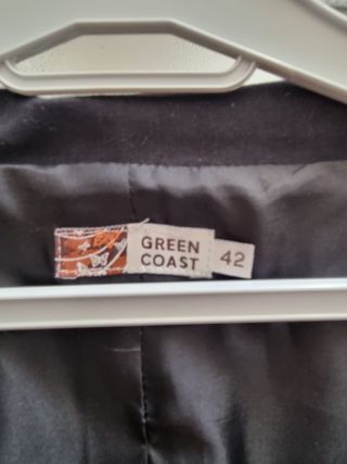 Chaqueta corta negra con cinturón