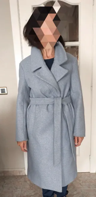 Abrigo gris largo con cinturón