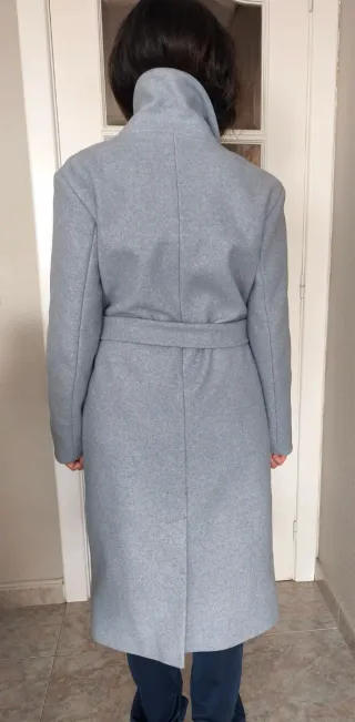 Abrigo gris largo con cinturón
