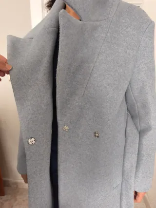 Abrigo gris largo con cinturón