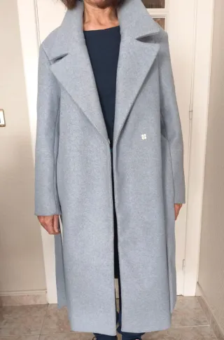 Abrigo gris largo con cinturón