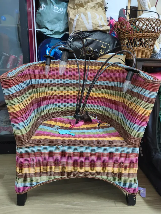 Sillón de mimbre con lámpara