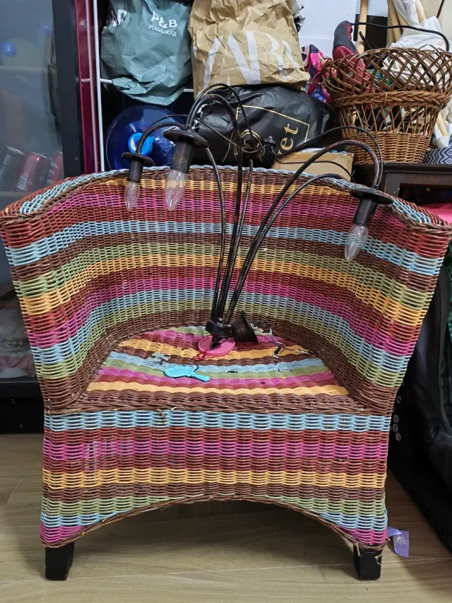 Sillón de mimbre con lámpara