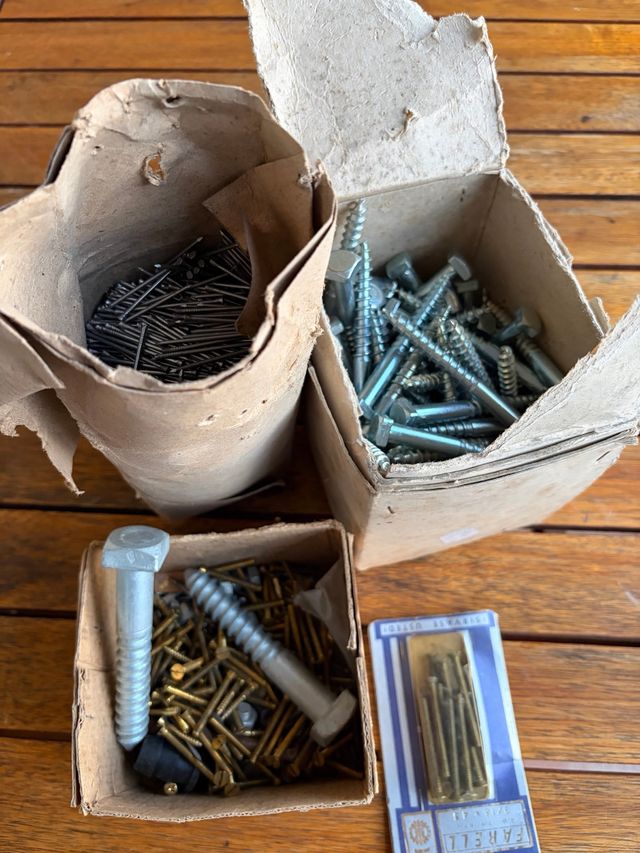 Scatole di viti e chiodi