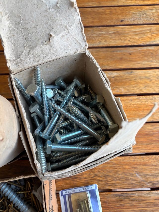 Scatole di viti e chiodi